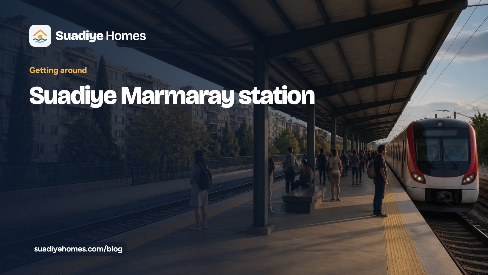 “Suadiye Marmaray station” başlıklı Suadiye Homes rehber kartı; banliyö treni gelirken ada peronda bekleyen yolcuların fotoğrafı üzerinde